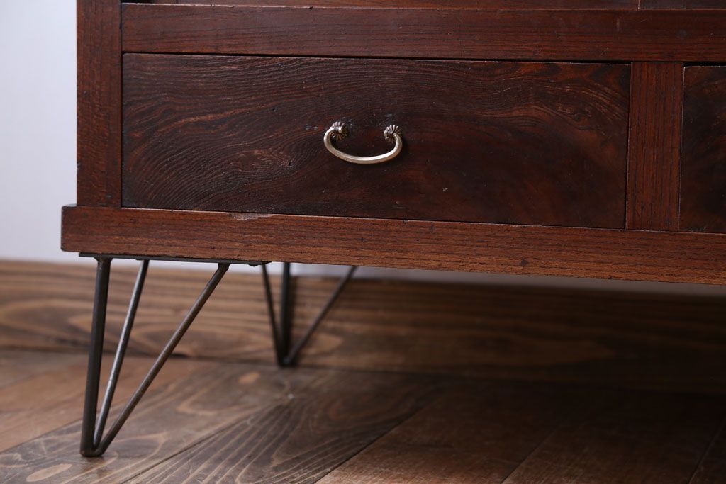 アンティーク家具　和製アンティーク　鉄脚付き!モールガラス引き戸のサイドボード