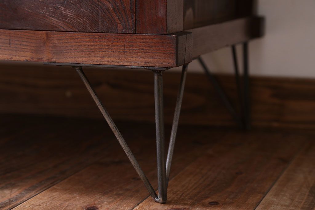 アンティーク家具　和製アンティーク　鉄脚付き!モールガラス引き戸のサイドボード