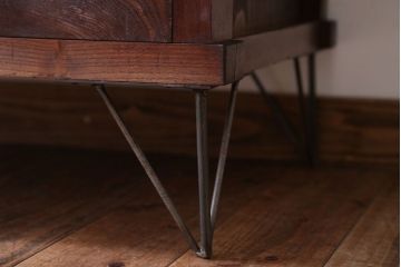 アンティーク家具　和製アンティーク　鉄脚付き!モールガラス引き戸のサイドボード