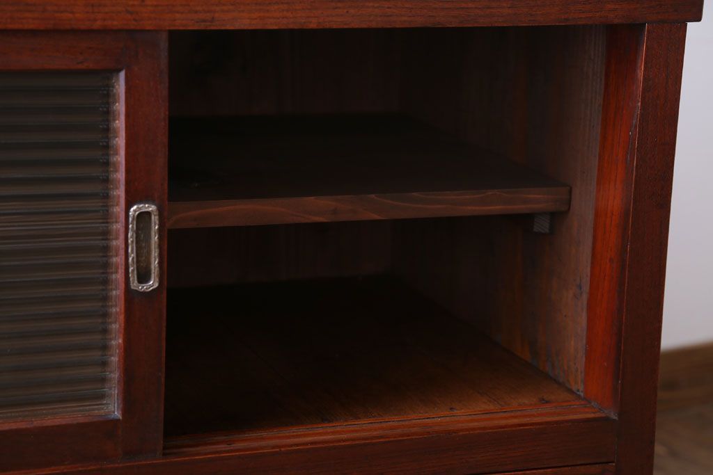 アンティーク家具　和製アンティーク　鉄脚付き!モールガラス引き戸のサイドボード