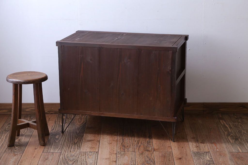 アンティーク家具　和製アンティーク　鉄脚付き!モールガラス引き戸のサイドボード