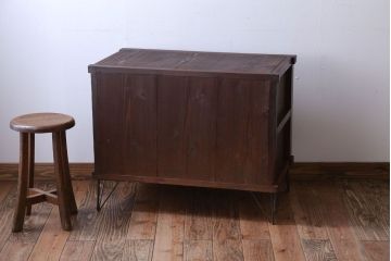 アンティーク家具　和製アンティーク　鉄脚付き!モールガラス引き戸のサイドボード