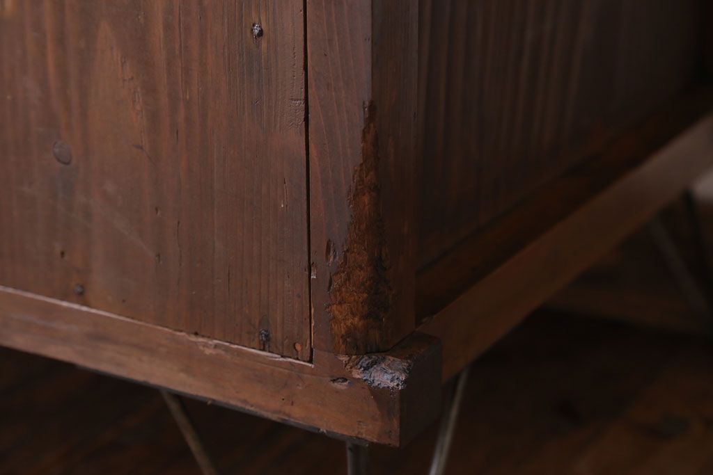 アンティーク家具　和製アンティーク　鉄脚付き!モールガラス引き戸のサイドボード