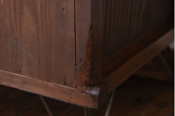 アンティーク家具　和製アンティーク　鉄脚付き!モールガラス引き戸のサイドボード