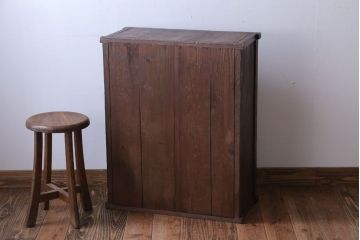 レトロ家具　昭和レトロ　古い木の小ぶりなパタパタ収納棚(下駄箱)