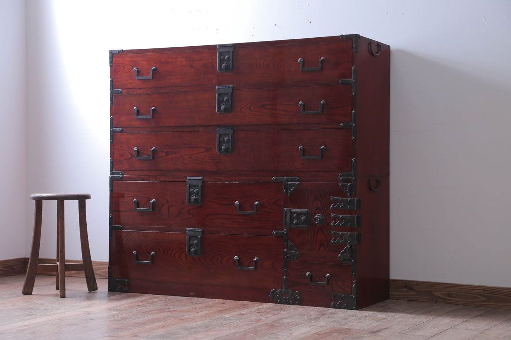 アンティーク家具　古民具・骨董　前面欅材!五丁引きの漆が綺麗な高級重ね衣装箪笥