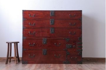 アンティーク家具　古民具・骨董　前面欅材!五丁引きの漆が綺麗な高級重ね衣装箪笥