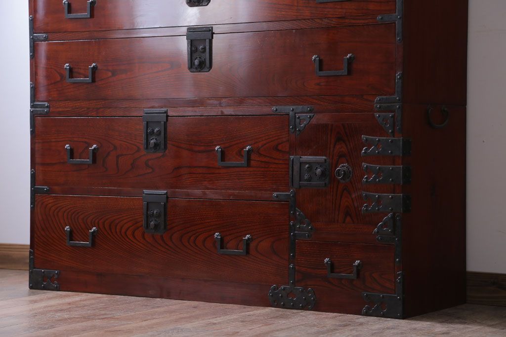 アンティーク家具　古民具・骨董　前面欅材!五丁引きの漆が綺麗な高級重ね衣装箪笥