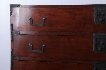 アンティーク家具　古民具・骨董　前面欅材!五丁引きの漆が綺麗な高級重ね衣装箪笥