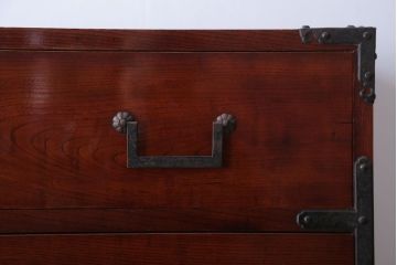 アンティーク家具　古民具・骨董　前面欅材!五丁引きの漆が綺麗な高級重ね衣装箪笥