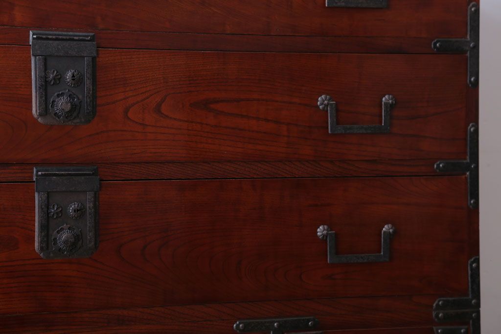アンティーク家具　古民具・骨董　前面欅材!五丁引きの漆が綺麗な高級重ね衣装箪笥