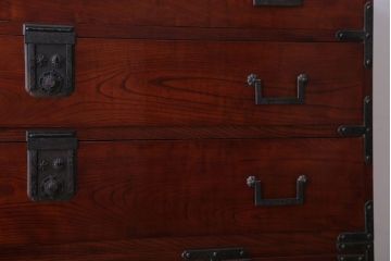 アンティーク家具　古民具・骨董　前面欅材!五丁引きの漆が綺麗な高級重ね衣装箪笥