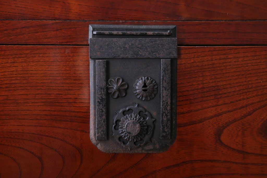 アンティーク家具　古民具・骨董　前面欅材!五丁引きの漆が綺麗な高級重ね衣装箪笥