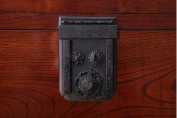 アンティーク家具　古民具・骨董　前面欅材!五丁引きの漆が綺麗な高級重ね衣装箪笥