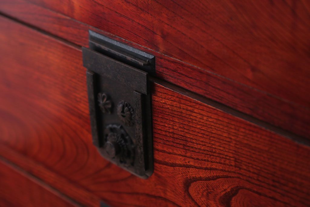 アンティーク家具　古民具・骨董　前面欅材!五丁引きの漆が綺麗な高級重ね衣装箪笥