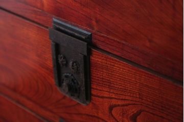 アンティーク家具　古民具・骨董　前面欅材!五丁引きの漆が綺麗な高級重ね衣装箪笥