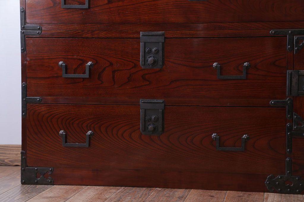 アンティーク家具　古民具・骨董　前面欅材!五丁引きの漆が綺麗な高級重ね衣装箪笥