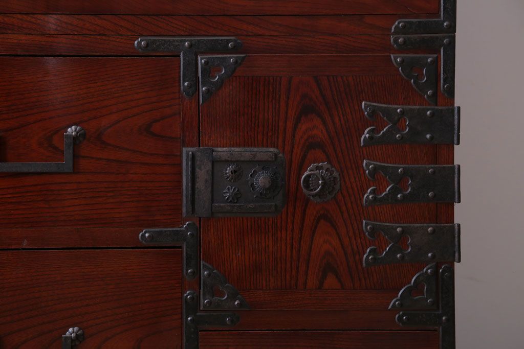 アンティーク家具　古民具・骨董　前面欅材!五丁引きの漆が綺麗な高級重ね衣装箪笥