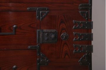 アンティーク家具　古民具・骨董　前面欅材!五丁引きの漆が綺麗な高級重ね衣装箪笥