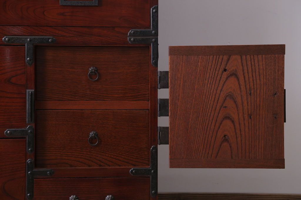アンティーク家具　古民具・骨董　前面欅材!五丁引きの漆が綺麗な高級重ね衣装箪笥