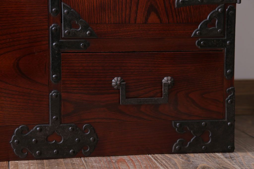 アンティーク家具　古民具・骨董　前面欅材!五丁引きの漆が綺麗な高級重ね衣装箪笥