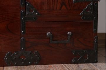 アンティーク家具　古民具・骨董　前面欅材!五丁引きの漆が綺麗な高級重ね衣装箪笥