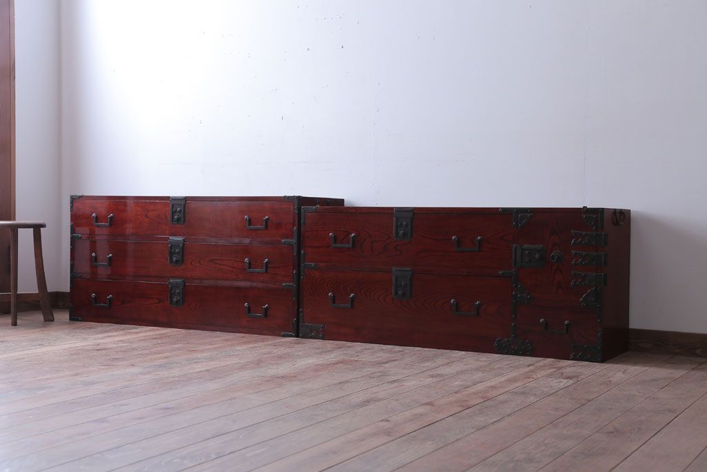 アンティーク家具　古民具・骨董　前面欅材!五丁引きの漆が綺麗な高級重ね衣装箪笥