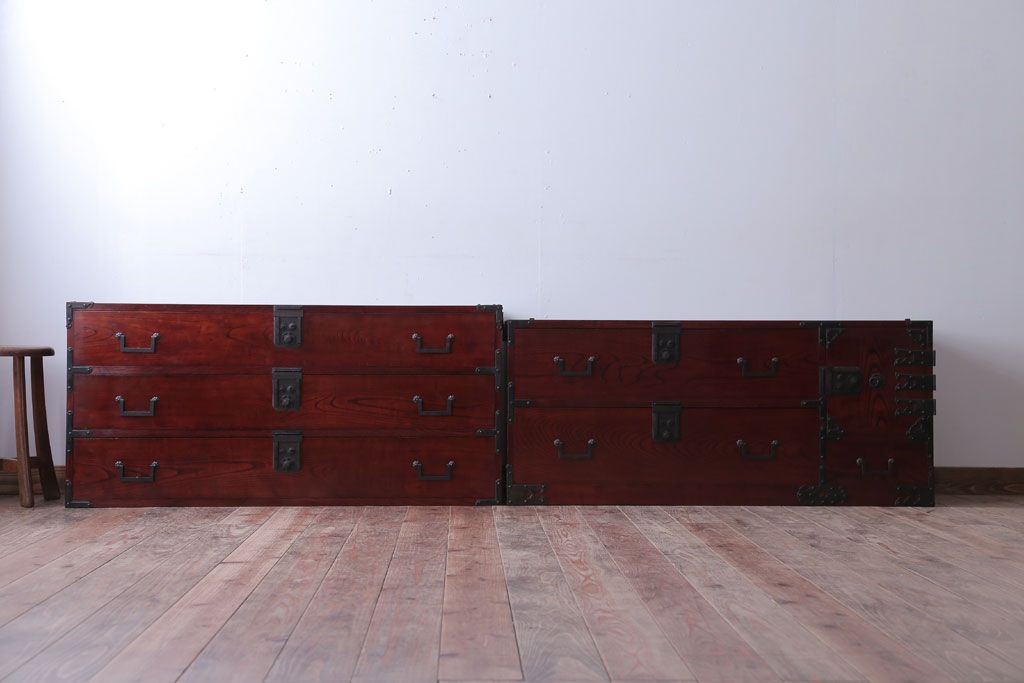 アンティーク家具　古民具・骨董　前面欅材!五丁引きの漆が綺麗な高級重ね衣装箪笥