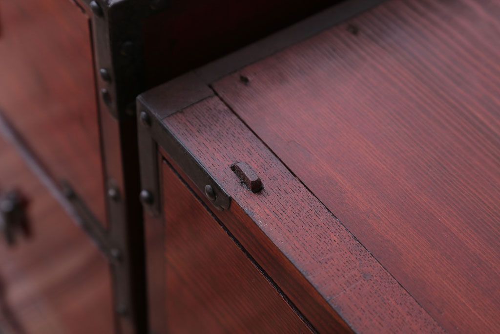 アンティーク家具　古民具・骨董　前面欅材!五丁引きの漆が綺麗な高級重ね衣装箪笥