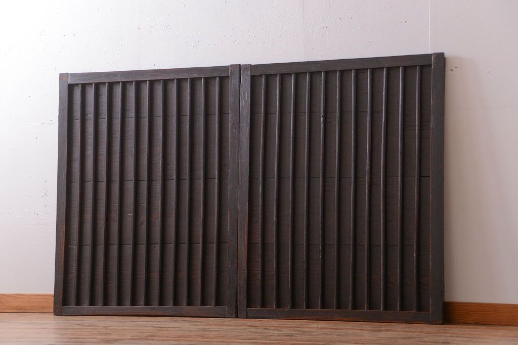 古民具・骨董　縦桟が味わい深いアンティーク格子板戸(窓)(1)