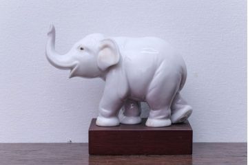 アンティーク雑貨　美品・リヤドロ(LLADRO)象の置物(幸運のゾウ/ラッキーエレファント)・箱付き