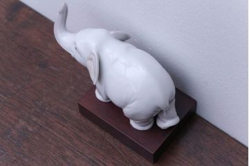 アンティーク雑貨　美品・リヤドロ(LLADRO)象の置物(幸運のゾウ/ラッキーエレファント)・箱付き
