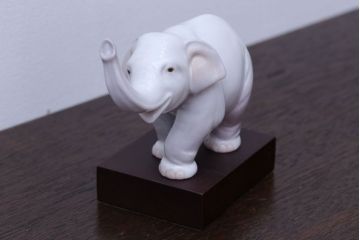 アンティーク雑貨　美品・リヤドロ(LLADRO)象の置物(幸運のゾウ/ラッキーエレファント)・箱付き