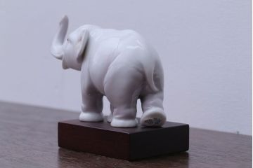 アンティーク雑貨　美品・リヤドロ(LLADRO)象の置物(幸運のゾウ/ラッキーエレファント)・箱付き