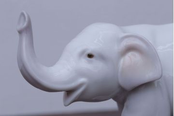 アンティーク雑貨　美品・リヤドロ(LLADRO)象の置物(幸運のゾウ/ラッキーエレファント)・箱付き