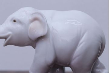アンティーク雑貨　美品・リヤドロ(LLADRO)象の置物(幸運のゾウ/ラッキーエレファント)・箱付き