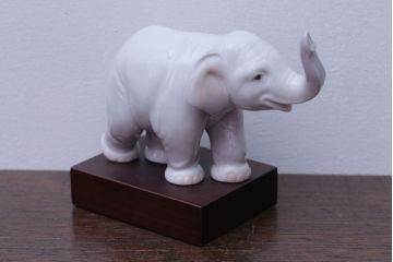 アンティーク雑貨　美品・リヤドロ(LLADRO)象の置物(幸運のゾウ/ラッキーエレファント)・箱付き
