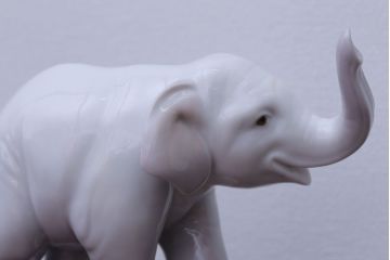 アンティーク雑貨　美品・リヤドロ(LLADRO)象の置物(幸運のゾウ/ラッキーエレファント)・箱付き