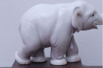 アンティーク雑貨　美品・リヤドロ(LLADRO)象の置物(幸運のゾウ/ラッキーエレファント)・箱付き