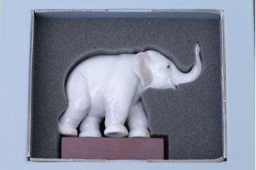 アンティーク雑貨　美品・リヤドロ(LLADRO)象の置物(幸運のゾウ/ラッキーエレファント)・箱付き
