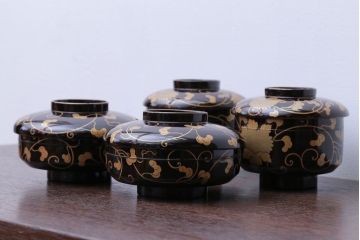 アンティーク雑貨　アンティーク　古い蒔絵の木製蓋付き椀4客