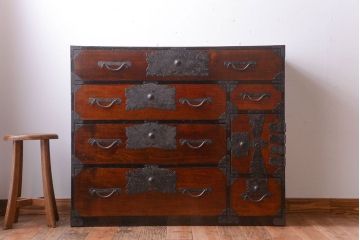 アンティーク家具　古民具・骨董　前面栗材!大きな金具の古い衣装箪笥