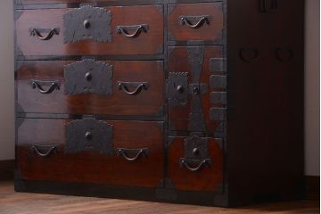 アンティーク家具　古民具・骨董　前面栗材!大きな金具の古い衣装箪笥