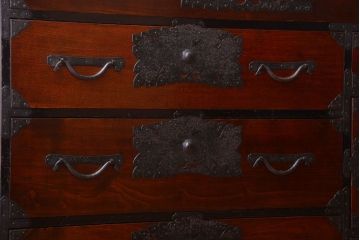 アンティーク家具　古民具・骨董　前面栗材!大きな金具の古い衣装箪笥