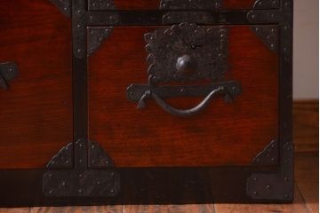 アンティーク家具　古民具・骨董　前面栗材!大きな金具の古い衣装箪笥