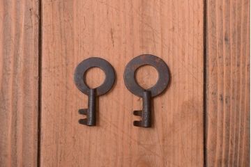 アンティーク家具　古民具・骨董　前面栗材!大きな金具の古い衣装箪笥