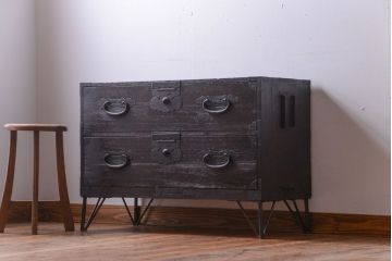 アンティーク家具　 アンティーク　古い木の質感が味わい深い、鉄脚付き時代箪笥ローボード(1)