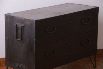 アンティーク家具　 アンティーク　古い木の質感が味わい深い、鉄脚付き時代箪笥ローボード(1)