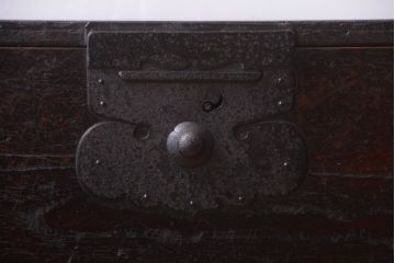 アンティーク家具　 アンティーク　古い木の質感が味わい深い、鉄脚付き時代箪笥ローボード(1)