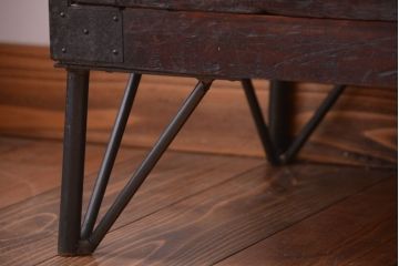 アンティーク家具　 アンティーク　古い木の質感が味わい深い、鉄脚付き時代箪笥ローボード(1)